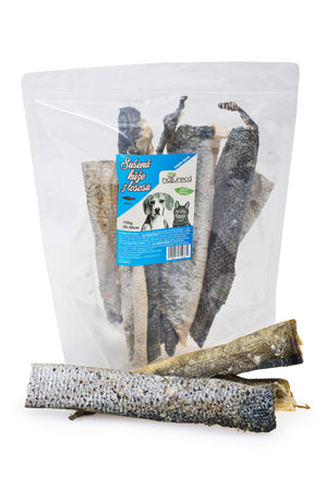 Pochoutka pro psy z lososí kůže, sušená, délka 25-30 cm, balení 150 g