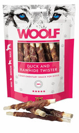 WOOLF pochoutka Duck&Rawhide twister 100g - Kachní pamlsek s přetahovacím uzlíkem z sušené kůže, ideální pro žvýkání.