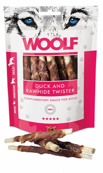 WOOLF pochoutka Duck&Rawhide twister 100g - Kachní pamlsek s přetahovacím uzlíkem z sušené kůže, ideální pro žvýkání.