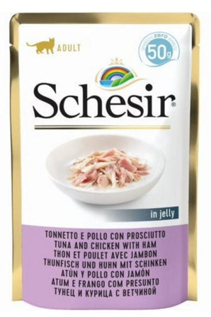 Schesir Cat kapsa Adult tuňák/kuře/šunka 50g - Kapsa pro kočky s tuňákem, kuřetem a šunkou, bohatá na bílkoviny pro zdraví a vitalitu.