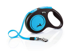 Vodítko FLEXI Neon M pásek 5m/25kg černá/modrá, ideální pro psy do 25 kg, s reflexními prvky pro lepší viditelnost.