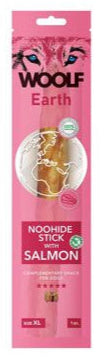WOOLF pochoutka Earth NOOHIDE XL Stick with Salmon 85g - Lososový pamlsek pro větší psy, bohatý na omega-3 mastné kyseliny pro zdraví pokožky.