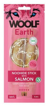 WOOLF pochoutka Earth NOOHIDE L Sticks with Salmon 85g - Pamlsek s lososem pro psy, bohatý na omega-3 mastné kyseliny pro zdraví kůže.