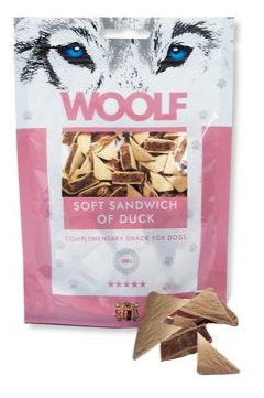 WOOLF pochoutka soft sandwich of duck 100g - Kachní pamlsek v měkké formě, ideální pro žvýkání a podporu zdraví zubů.