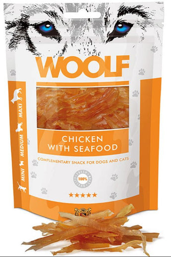 WOOLF pochoutka chicken with seafood 100g - Pamlsky z kuřecího masa a mořských plodů, ideální pro podporu zdraví srsti.