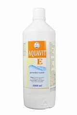 Láhev Aquavit E sol 1l na bílém pozadí.