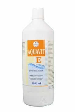Láhev Aquavit E sol 1l na bílém pozadí.