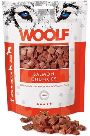 WOOLF pochoutka salmon chunkies 100g - Lahodné pamlsky z lososa, podporující zdraví kůže a srsti.