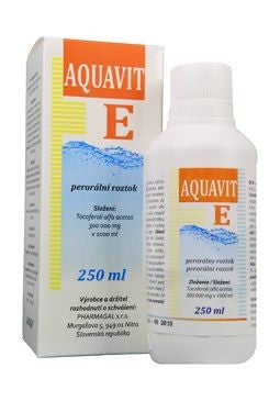 Láhev Aquavit E sol 250ml na bílém pozadí.