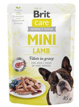 Brit Care Dog Mini Lamb fillets in gravy 85g - jehněčí filé v omáčce pro malé psy, podporuje zdraví a vitalitu.