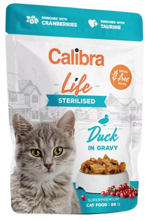 Calibra Cat Life kapsa Sterilised Duck in Gravy 85g – Kapsička pro sterilizované kočky s kachnou v omáčce, balení 85 g.