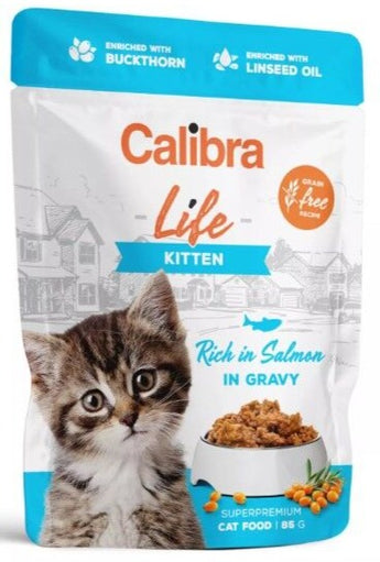 Calibra Cat Life kapsa Kitten Salmon in Gravy 85g – Kapsička pro koťata s lososem v omáčce, balení 85 g.