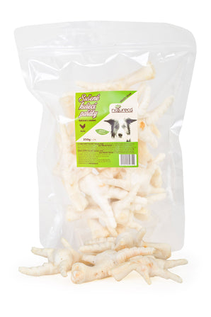Pochoutka pro psy NATURECA, sušené kuřecí pařáty s kalciem, balení 250g.