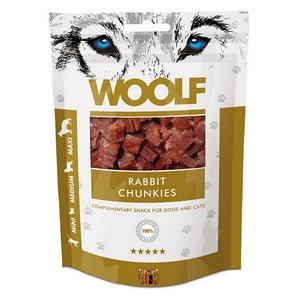 WOOLF pochoutka rabbit chunkies 100g - Pamlsek z králičího masa pro psy, podporující zdraví zubů a trávení.